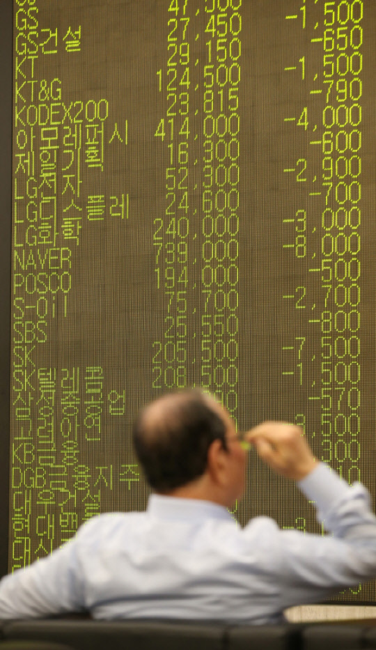 코스피와 코스닥이 지난달 24일 브렉시트(영국의 EU 탈퇴) 공포에 동반 폭락했다. 사진은 이날 오후 서울 여의도 대신증권 객장의 모습. 연합뉴스